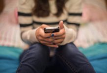 Una madre termina detenida por quitarle el smartphone a su hija