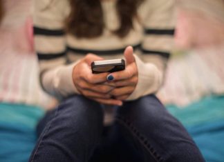 Una madre termina detenida por quitarle el smartphone a su hija