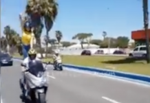 Identificada una pareja por hacer piruetas sobre una moto y colgarlo en las redes