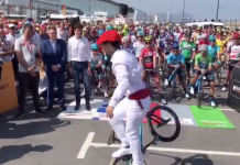Aurresku sobre una bicicleta