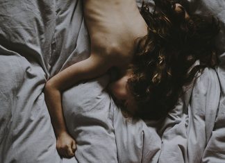 Demanda al fabricante de la cama tras salir “catapultada” mientras mantenía sexo