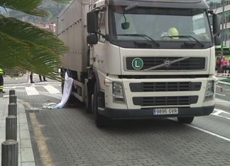 Muere una ciclista tras ser atropellada por un camión en Bilbao