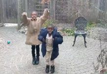 Dos niños refugiados de la guerra conocen nieve por primera vez