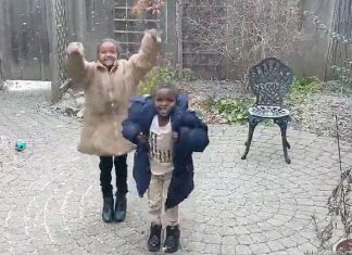 Dos niños refugiados de la guerra conocen nieve por primera vez