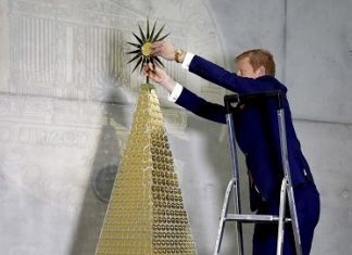 Un árbol de navidad hecho de oro