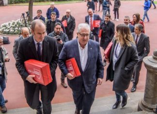 Alberto Uribe-Echevarría se impone en la presentación de avales ante Aitor Elizegi