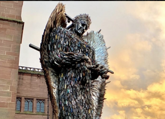 Escultura creada con 100.000 cuchillos confiscados
