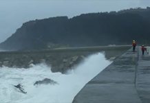 Buscan a una persona que podría haber caído al agua en el puerto de Ondarroa