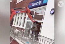 Un empleado destroza con una excavadora un hotel