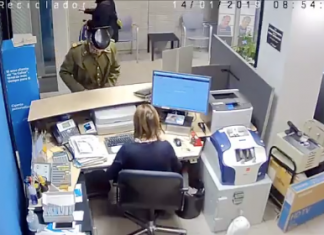 Atraca un banco disfrazado de Guardia Civil
