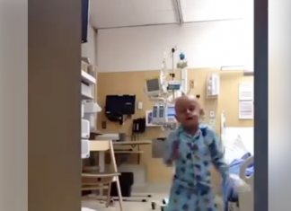 Niño baila al estilo de Michael Jackson para celebrar el fin de su tratamiento