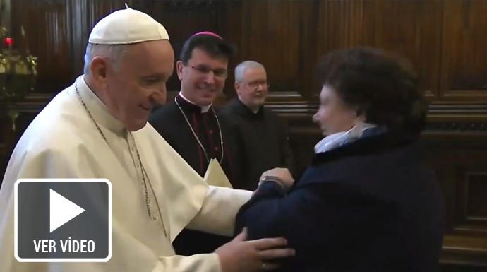 El Papa retira la mano a los fieles para evitar que le besen el anillo