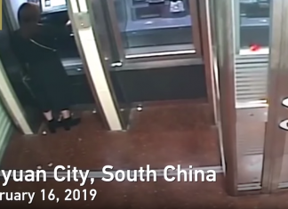 Un ladrón devuelve el dinero robado a su víctima al ver el saldo en su cuenta