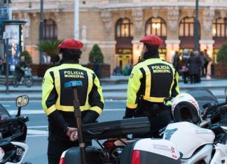 La Policía Municipal de Bilbao controla la correcta circulación de patinetes