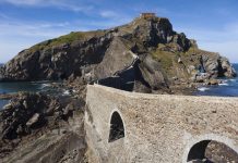 Las obras de rehabilitación de las escaleras de San Juan de Gaztelugatxe que está realizando la Diputación Foral de Bizkaia obligan a restringir el acceso a la ermita