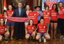 El alcalde Juan Mari Aburto recibe en el Ayuntamiento de Bilbao al boxeador Andoni Gago y al Bilbo Fútbol Sala Femenino tras sus recientes éxitos