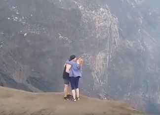 Increíble propuesta de matrimonio en el cráter de un volcán