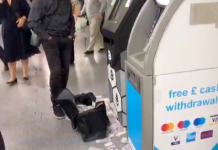 Un cajero comienza a escupir billetes en la estación de metro de Londres