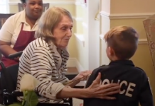 Un niño acude a residencias para dar cariño a los ancianos