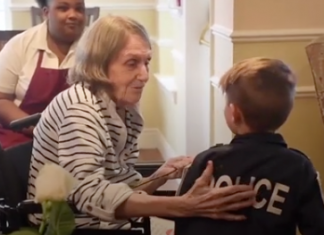 Un niño acude a residencias para dar cariño a los ancianos
