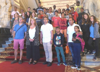 La Diputación de Bizkaia recibe a menores saharauis en el Palacio Foral