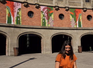La artista Leire Urbeltz interviene con su obra en la fachada de Azkuna Zentroa del Ayuntamiento de Bilbao