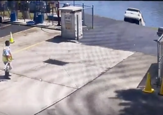 Una conductora cae al río New Jersey al salir de una máquina de lavado