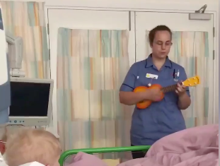 La enfermera que anima a los niños hospitalizados con su ukelele
