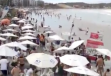 Una ola sorprende a los bañistas en praia do Forte