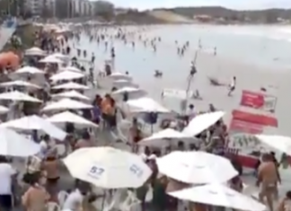 Una ola sorprende a los bañistas en praia do Forte