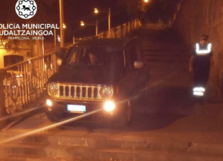 Un conductor queda atascado en unas escaleras de Pamplona por seguir las indicaciones del GPS
