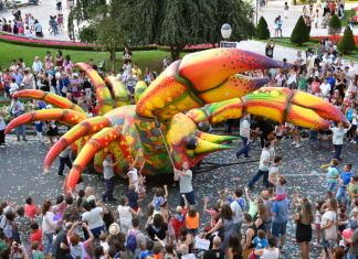 Miles de personas disfrutan con el Desfile de la Ballena de Aste Nagusia de Bilbao