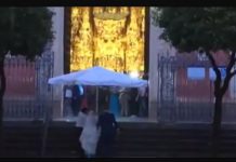 Una novia sevillana es ‘escoltada’ con una sombrilla ante la tormenta