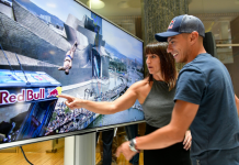 Regresan a Bilbao los saltos sobre la ría «Red Bull Cliff Diving» con la gran novedad de la competición femenina. Información ofrecida por el Ayuntamiento de Bilbao