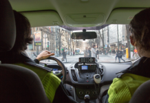 La Policía Municipal de Bilbao pone en marcha una campaña para vigilar las distracciones al volante causadas por el uso del móvil o el GPS
