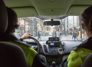 La Policía Municipal de Bilbao pone en marcha una campaña para vigilar las distracciones al volante causadas por el uso del móvil o el GPS