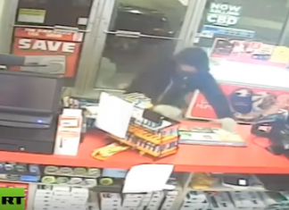 Ladrón rompe una puerta para entrar en una gasolinera que estaba abierta en Michigan