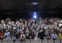 El Diputado General asiste junto a Bomberos de Bizkaia en activo y jubilados al estreno del documental ‘La última guardia’