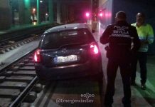 Circula con su coche 800 metros por la vía del tren en Sevilla