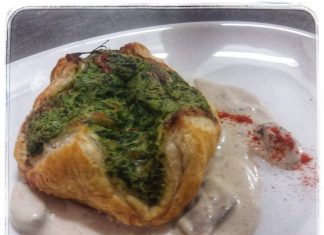 HOJALDRE CON ESPINACAS Y CREMA DE CHAMPIS. ERRENTERIAKO BATZOKIA