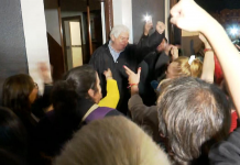 La presión de centenares de personas desaloja a los okupas que usurparon la casa a una la anciana de 94 años en Portugalete