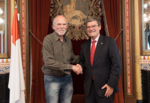 El alcalde de Bilbao recibe al Premio Nobel de Física Barry Barish