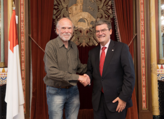 El alcalde de Bilbao recibe al Premio Nobel de Física Barry Barish