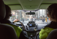 La Policía Municipal de Bilbao pone en marcha una campaña para vigilar las distracciones al volante