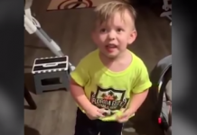 El berrinche de un niño porque su madre ha ido a trabajar sin despedirse de él