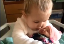 Tiernas imágenes de una niña con su hermana recién nacida