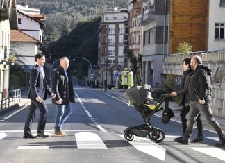 La Diputación de Bizkaia traspasa a Alonsotegi la titularidad de la carretera que atraviesa el municipio