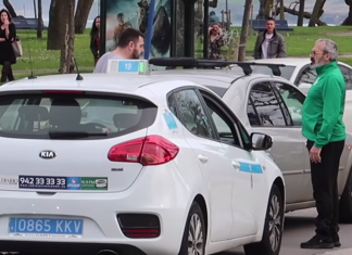 Un taxista y un hincha del Racing se rompen los coches mutuamente