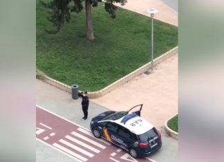 Un Policía Nacional baila para animar la cuarentena