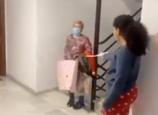 Una enfermera recibe el apoyo de sus vecinos